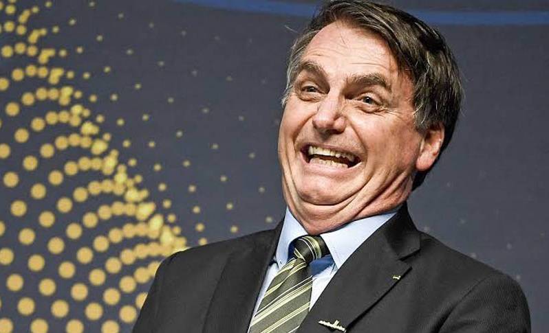 Jair Bolsonaro rindo à toa